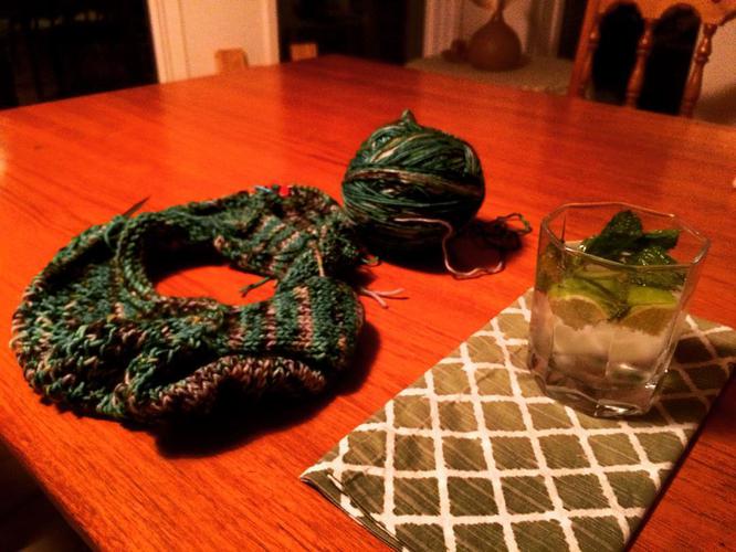 #Gin and #knitting ✨ @fibrelya