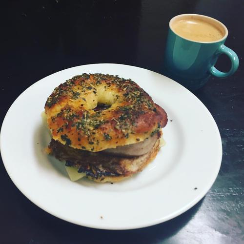 Homemade bagel -> breakfast sandwich. Everyone needs garlic in the morning 🙆🏼‍♀️ . . . #keto #breakfast...