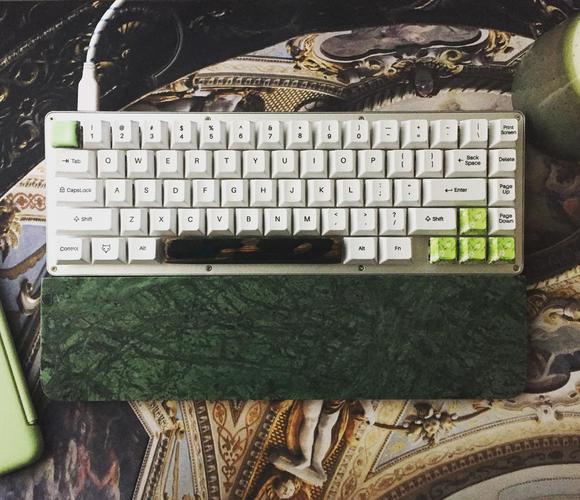 I’ve been waiting a long time for this! My @inputclub white fox keyboard is finally here! So excited to start typing...