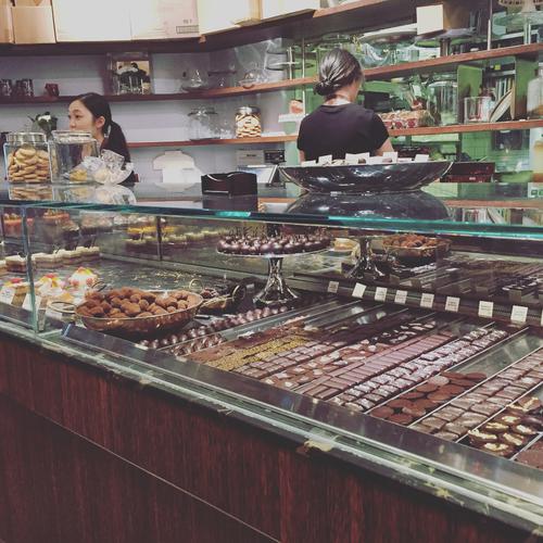 I had a little bit of time to kill before the neuroscience symposium, so I went and found chocolate 🍫 #yvc #phdlife...