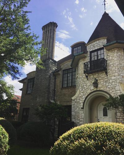 Phew, just landed in Houston for #ghc18 🛬. Sharing a lovely castle with my labmates 🌞