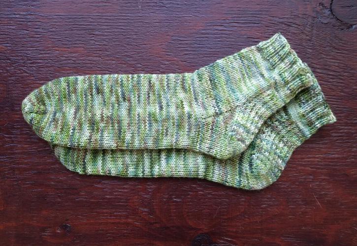 I finished some green socks just in time for St. Patrick’s day ☘️🧦 ended up re-knitting the heels three times trying...